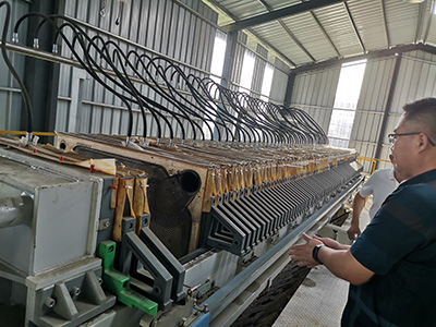 板框壓濾機有手動壓緊、機械壓緊和液壓緊三種形式